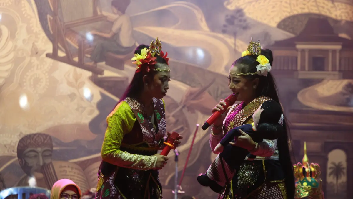 Kelompok Kentrung Kreasi Batara Guru dari Dinas Pendidikan Kabupaten Kediri tampil membawakan lakon Golek Kencono Bayangan Cinta Panji Sekartaji. (wahyu adji)
