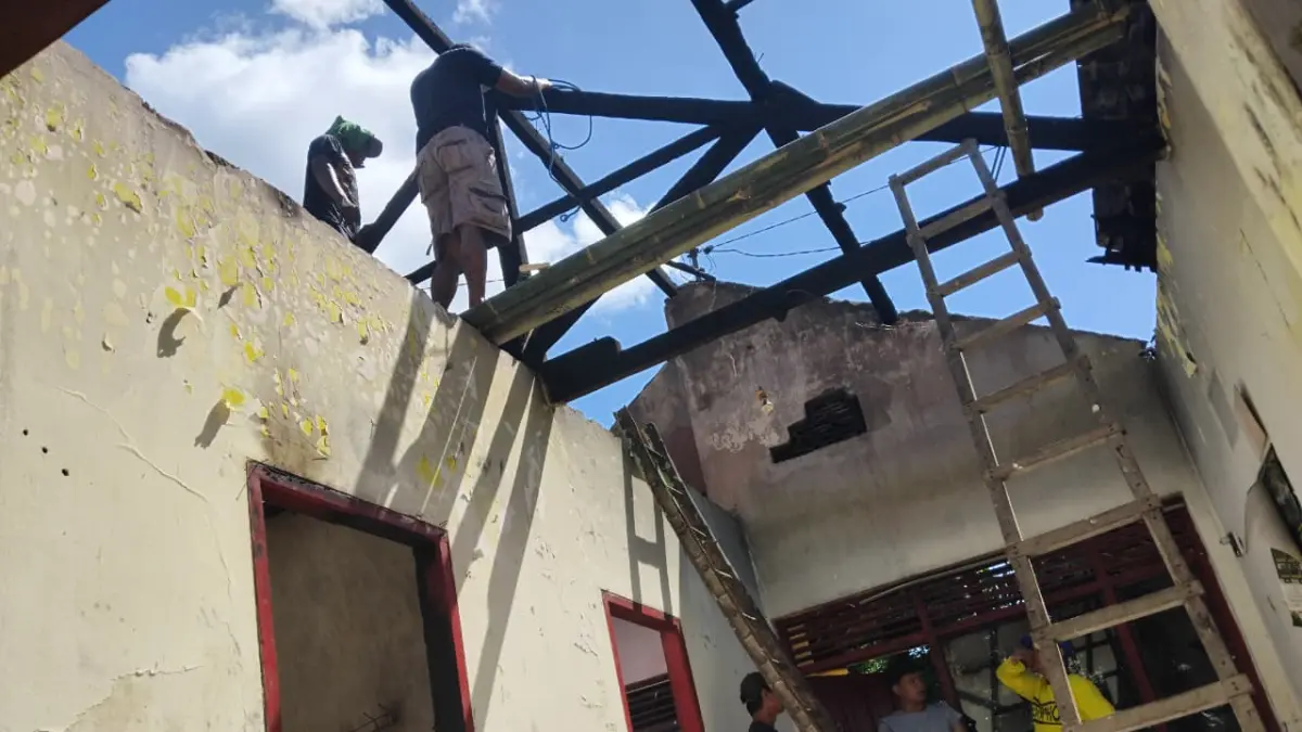 KERJA BAKTI: Warga bergotong royong membersihkan puing-puing rumah Sukardi, di Desa Bogem Kecamatan Gurah yang ludes terbakar (Diana Yunita Sari)