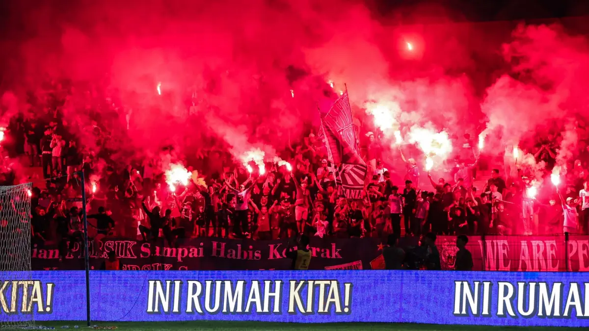 Momen Persikmania memenuhi tribun Stadion Brawijaya pada Sabtu (16/5) dalam laga Persik Kediri melawan Persija Jakarta. (FOTO: Persik Kediri)