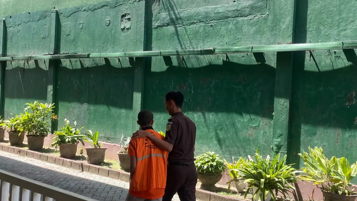 
PASRAH: Jaksa menggelandang Raf, 17, terdakwa kasus penganiayaan MAM, 4, yang kemarin menjalani sidang perdana.  (Foto: Hilda Nurmala Risani/JPRK)
