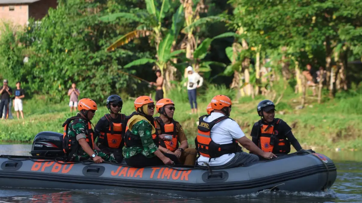 

PEMETAAN BAHAYA: Pj Sekda Endang, Kalaksa BPBD Joko, Kepala Disbudparpora Bambang, dan tim terkait menyusuri sungai Brantas. (WAHYU ADJI F/JPRK)