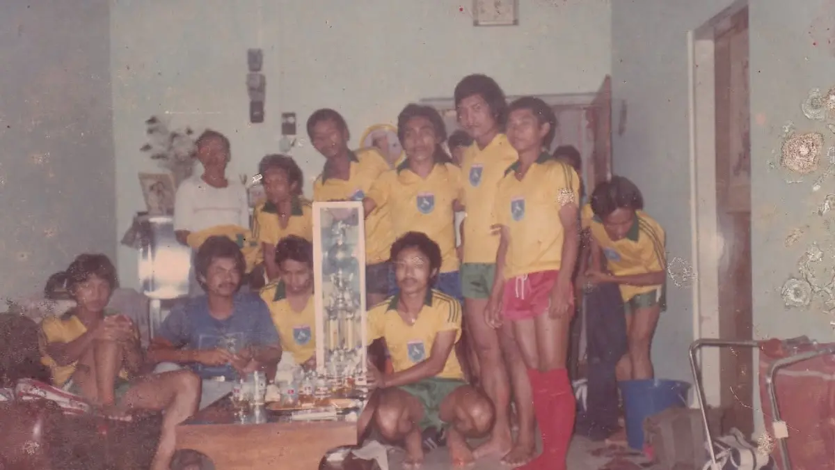 Tim Sepak Bola Canda Bhirawa dimana Zainsano jadi libero. Karena saking tenarnya Zainsano, sekarang dijadikan nama lapangan Desa Bedug, Ngadiluwih. (Dokumen Zaini alias Zainsano)