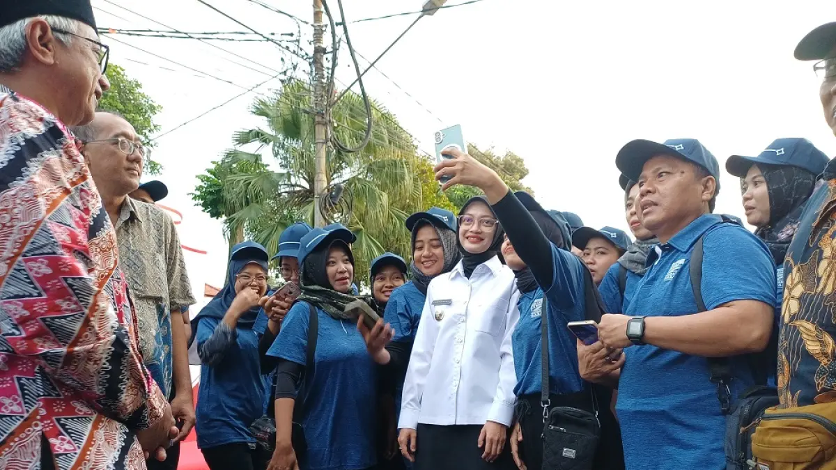 Wali Kota Kediri Vinanda Prameswati saat berfoto bersama buruh yang diberangkatkan ke Kabupaten Nganjuk, Sabtu (16/5) lalu. (Foto: Ayu Isma)