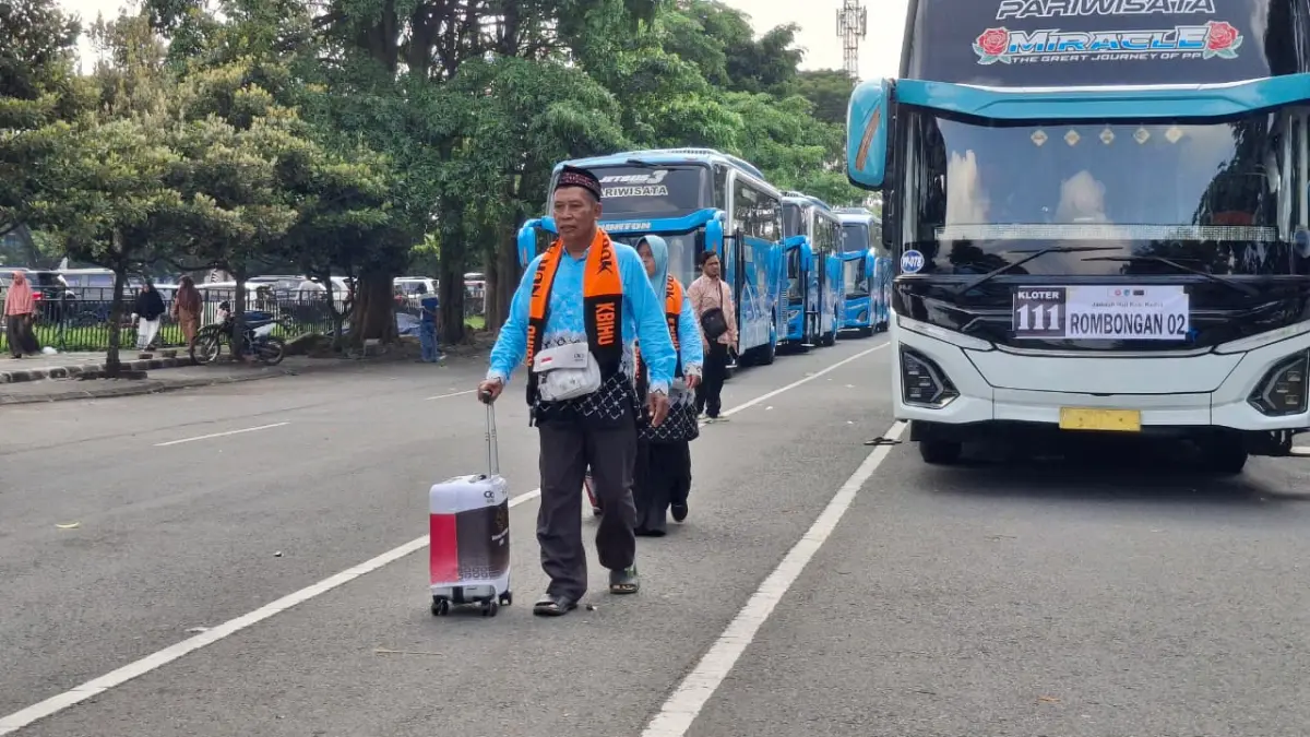 Calon jemaah haji asal Kabupaten Kediri bertolak ke Asrama Haji Surabaya. (Asad MS)