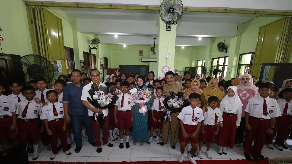 CALON PENERUS BANGSA: Siswa, guru, kepala sekolah, dan komite SDN Banjaran 5 foto bersama Wali Kota Kediri Vinanda Prameswati, Kadisdik Mandung, Direktur JPRK Kurniawan Muhammad dalam acara Teach to Inspire, Selasa (19/5). (Foto: Wahyu Adji)