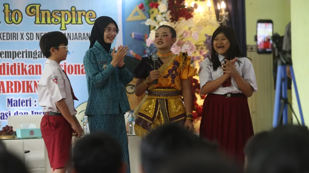 CINTA PANCASILA: Wali Kota Kediri Vinanda Prameswati menjadi guru dadakan di SDN Banjaran 5. Dia mengajak anak-anak belajar tentang wawasan kebangsaan agar siswa makin cinta tanah air. (Foto: Wahyu Adji)