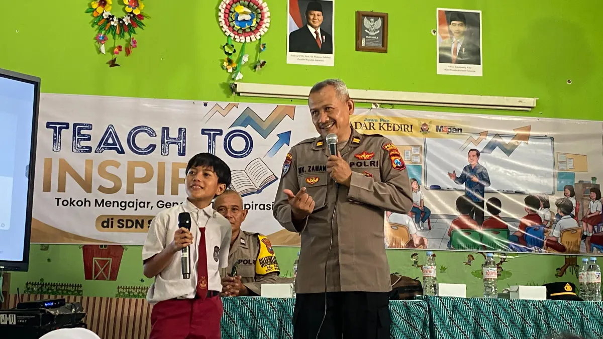 Kanit Bintibsos Satbinmas Polres Kediri Kota Iptu Muhammad Komaruzaman Berbagi Kisah Inspirasi di SDN Sukorame 4. (hilda nurmala risani)