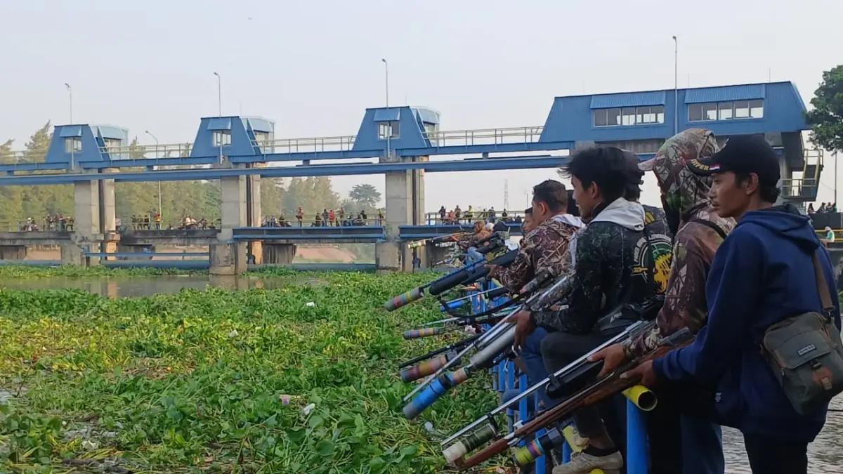 Kelompok sniper berburu ikan saat pladu. (Imam Fathoni)