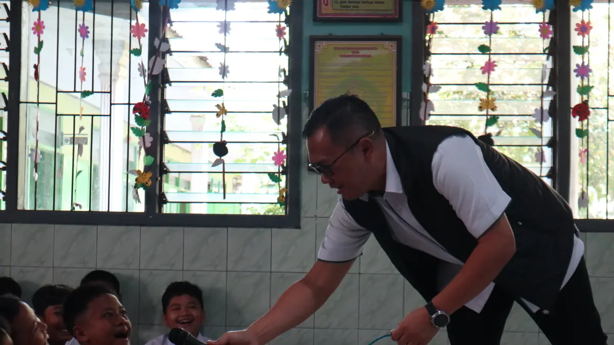 Kepala BPJS Ketenagakerjaan Suriyadi, hadir di tengah para siswa kelas 4 dan 5. (emilia susanti)