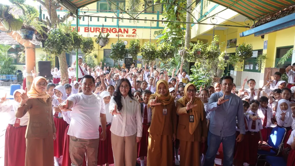 Kepala Otoritas Jasa Keuangan (OJK) Kediri Ismirani Saputri menjadi narasumber di SDN Burengan 2. (basid alharis)