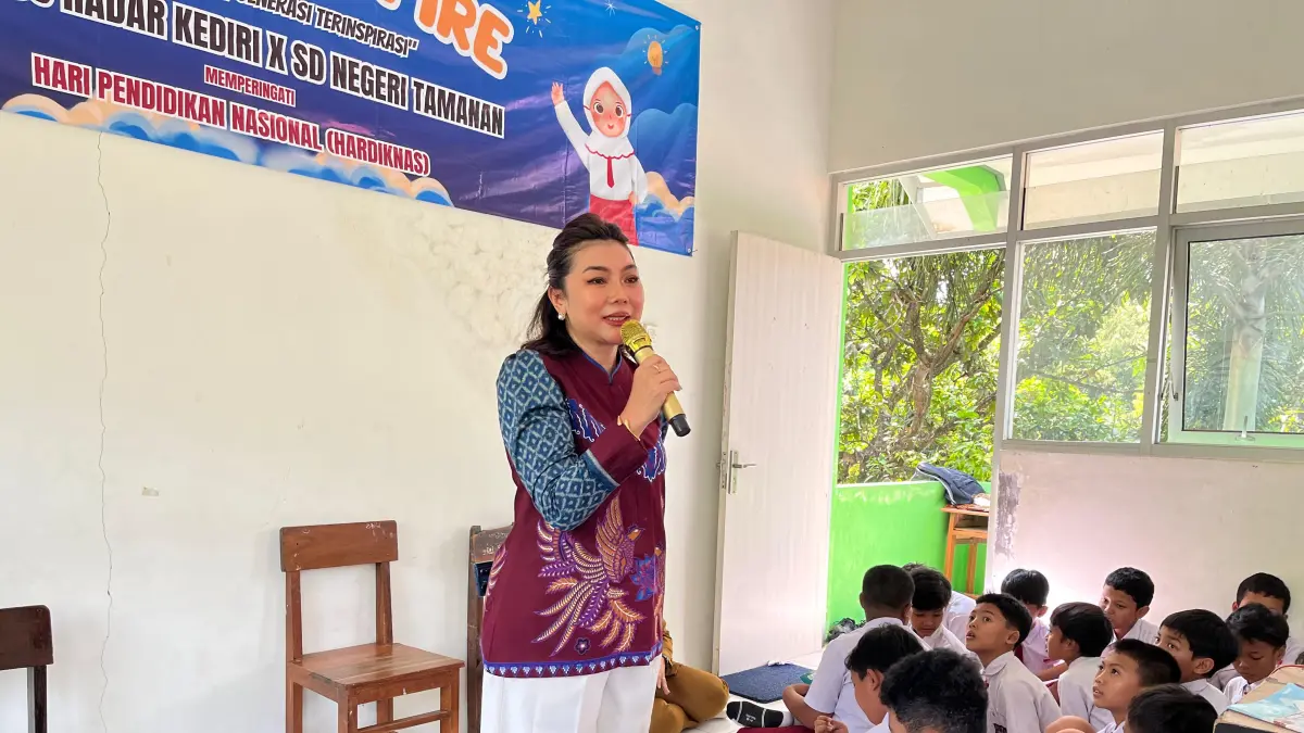 Ketua Hipmikimdo Kota Kediri Novianti Handayani berbagi kisah inspirasi di SDN Tamanan. (syaikhu aliya rahman)