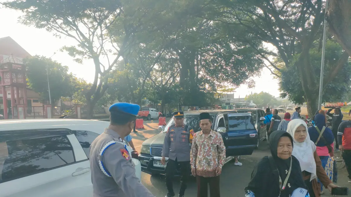 Polsek Ngasem membantu pengamanan pemberangkatan calon jamaah haji