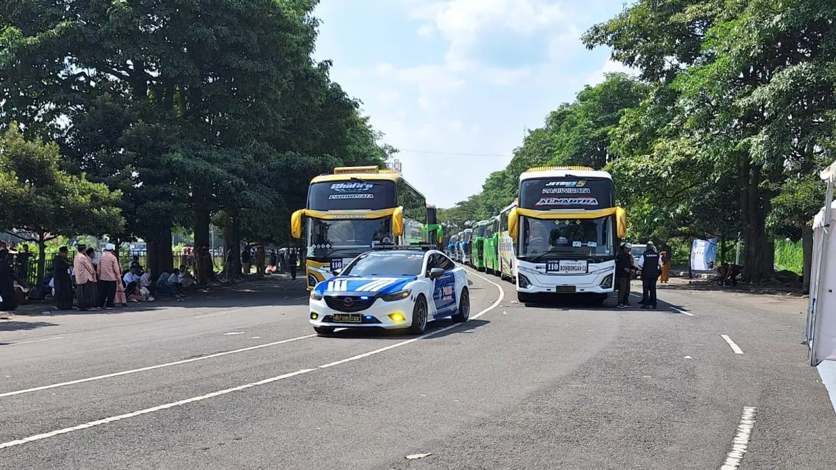 Satlantas Polres Kediri mengawal rombongan haji Kabupaten Kediri
