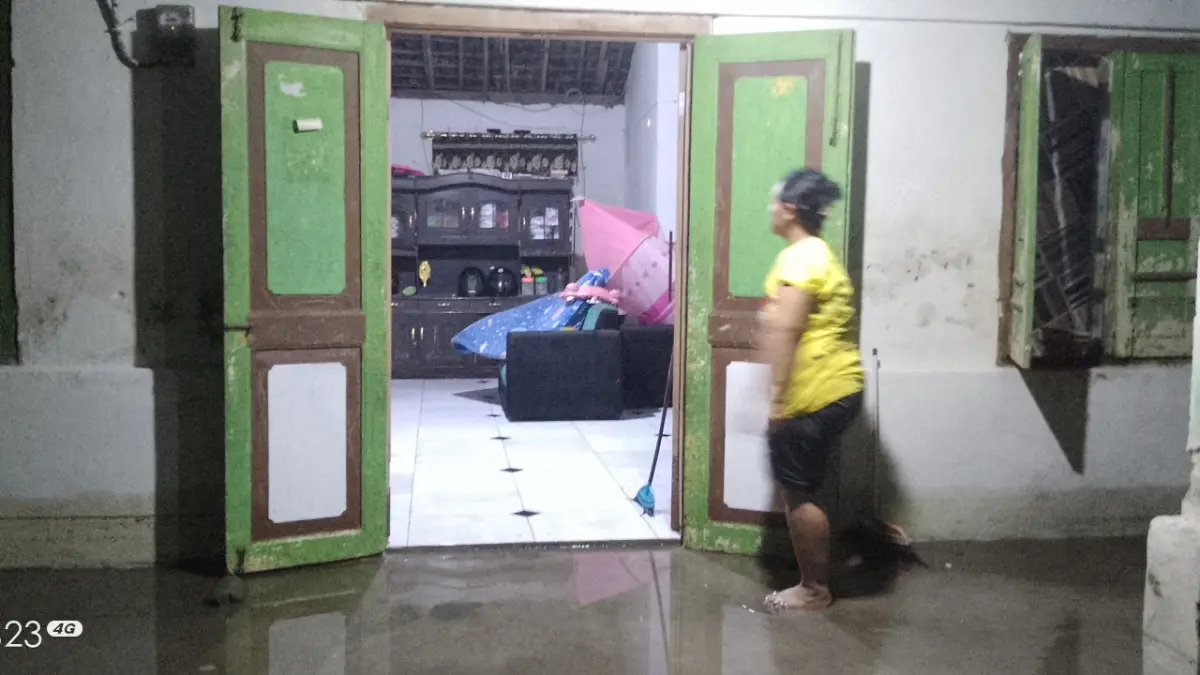 Banjir luapan menerjang beberapa titik di Kediri.