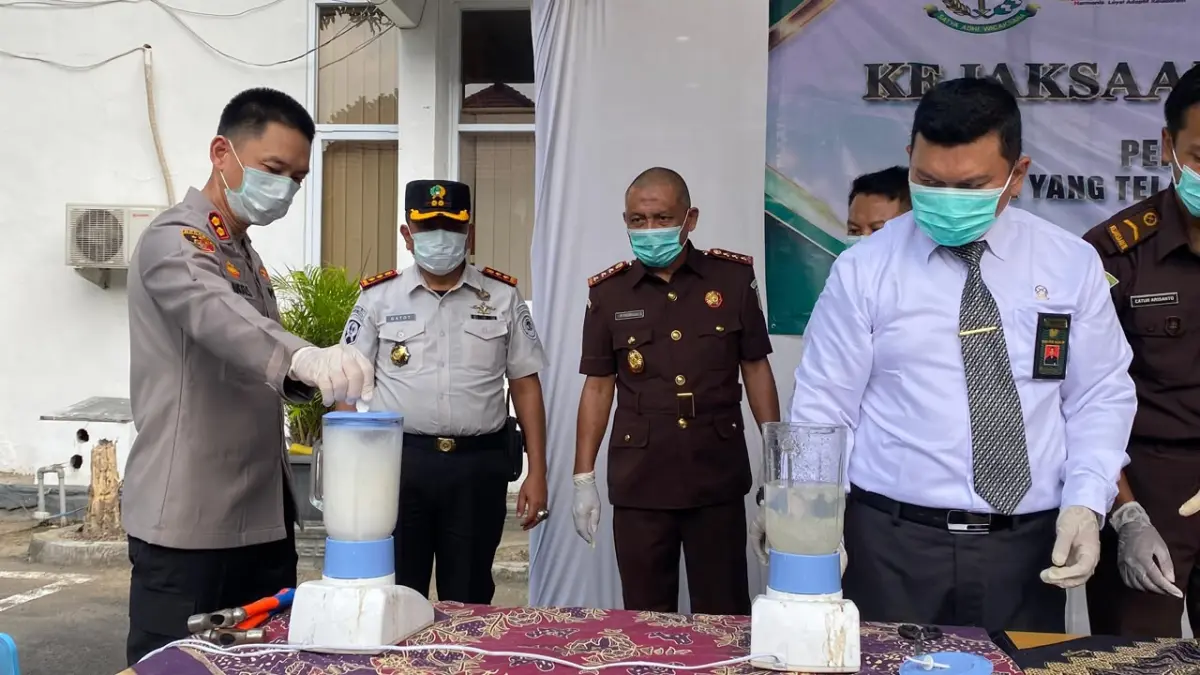 Kapolres Kediri Kota AKBP Anggi Saputra Ibrahim (kiri) bersama Kalapas Kelas II A Kediri Gatot Tri rahardjo dan Kejari Kota Kediri Rivo Candra Makarupa Medelu melakukan pemusnahan BB berupa sabu-sabu dan pil double L di halaman tengah Kejaksaan Negeri Kota Kediri kemarin. (Hilda Nurmala Risani/JPRK)