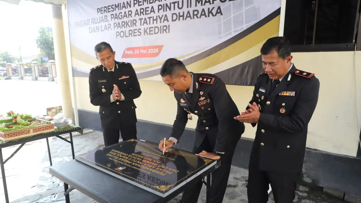 Kapolres Kediri bersama wakapolres dan kabaglog lakukan peresmian.