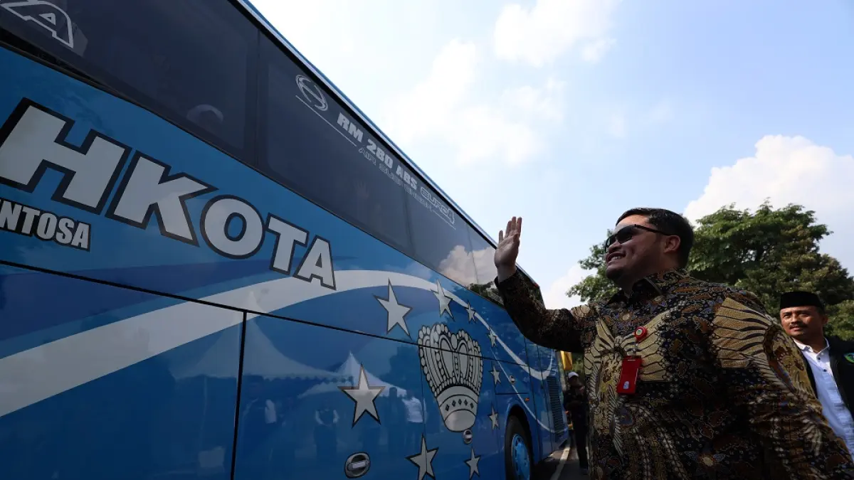 KLOTER TERAKHIR: Bupati Kediri Hanindhito Himawan Pramana melepas ratusan jemaah haji kloter 112 di area Simpang Lima Gumul (SLG) kemarin pagi. (Foto: Wahyu Adji)
