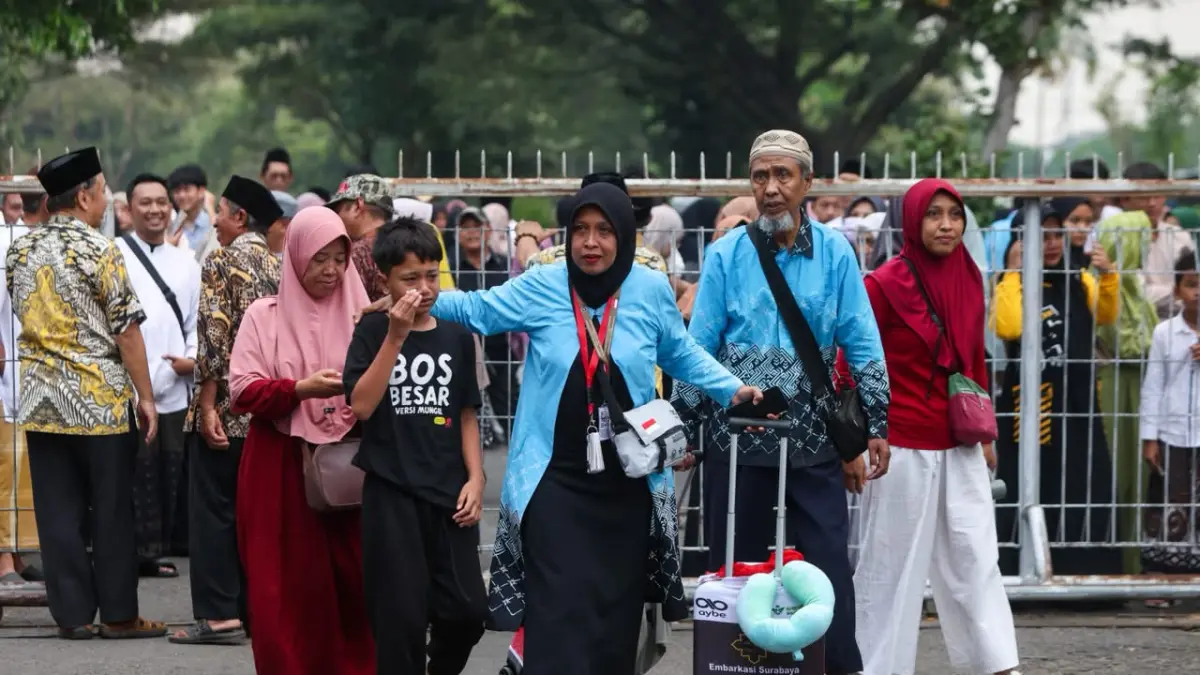 Ratusan CJH asal Kota Kediri bertolak ke Surabaya. (Wahyu Adji)