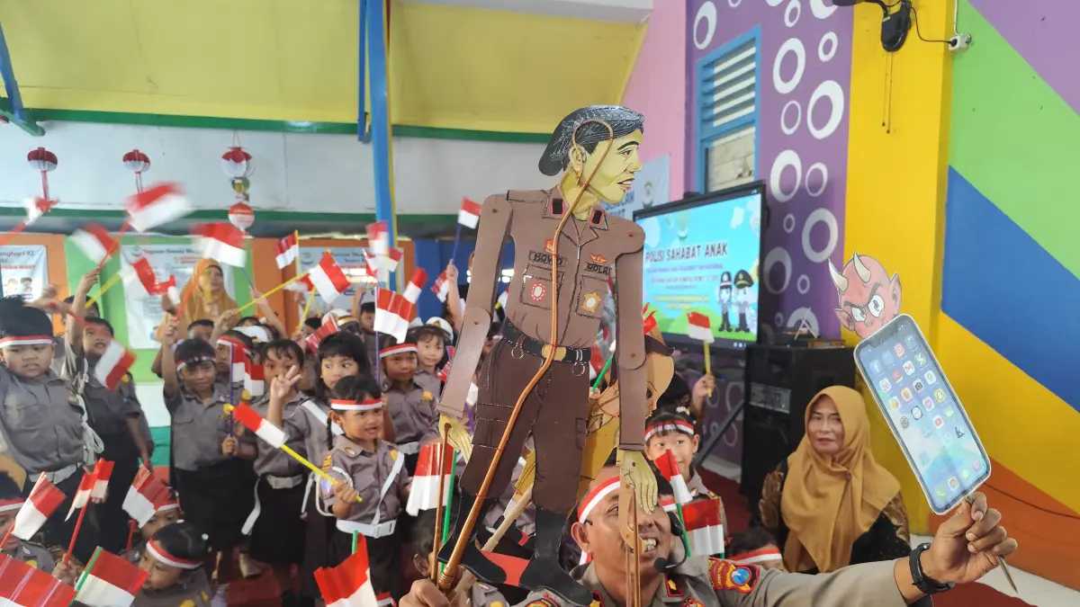 Kapolsek Kota Kediri Kompol Bowo memberikan edukasi kepada anak-anak.