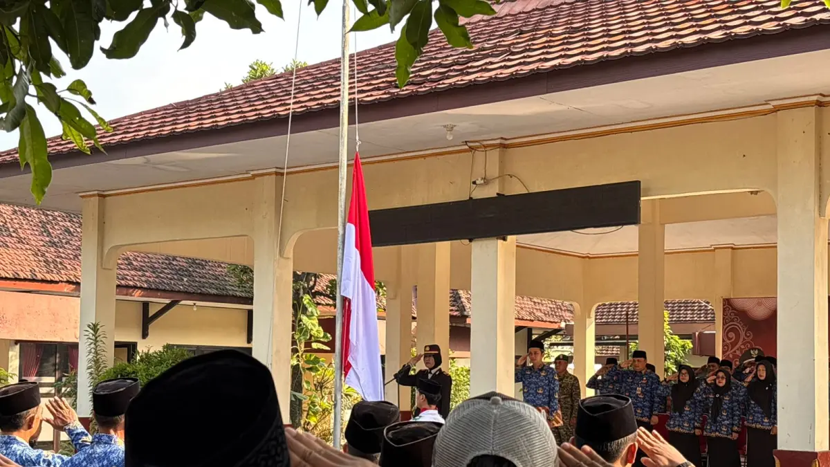 Kapolsek Papar AKP Sriati jadi pemimpin apel peringatan Harkitnas 2026.