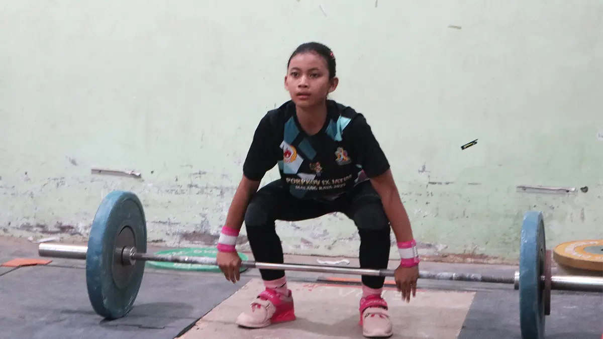 Atlet angkat besi Kota Kediri. (FOTO: Emilia/JPRK)