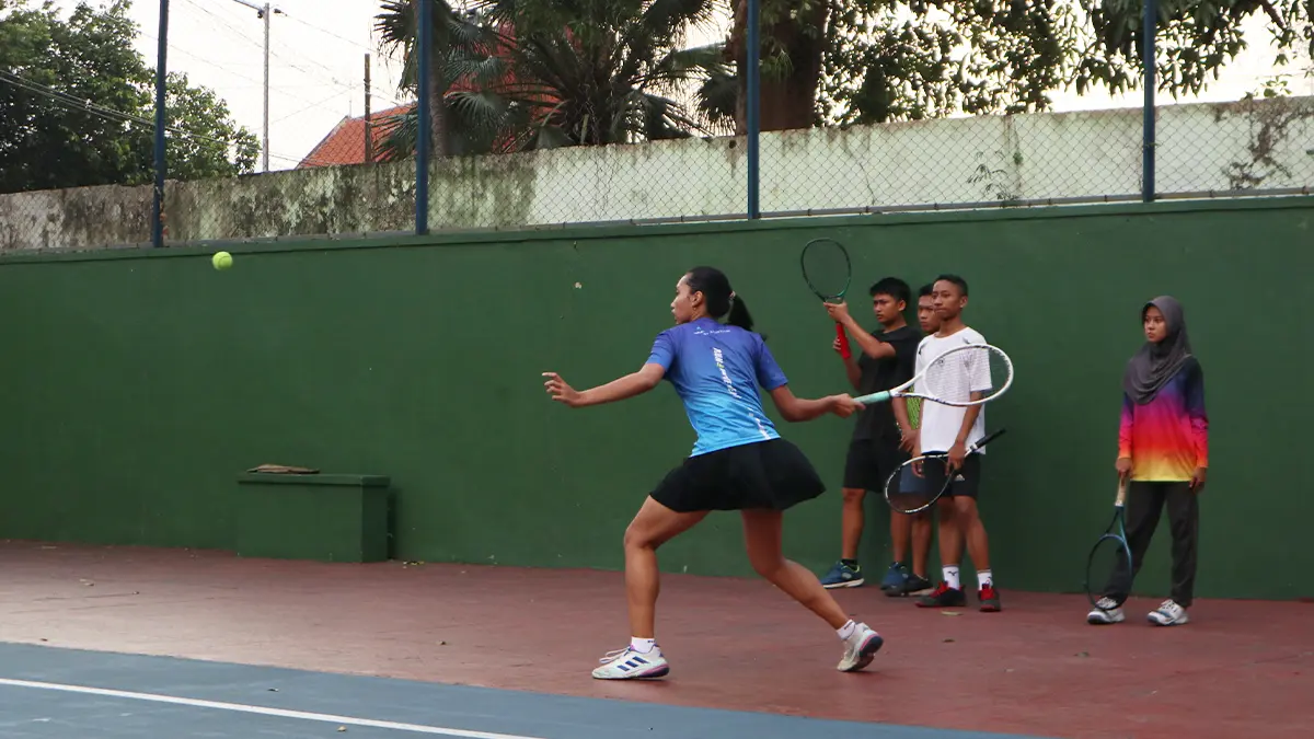 Atlet tenis lapangan Kota Kediri dalam sesi latihan. (FOTO: Emilia/JPRK)