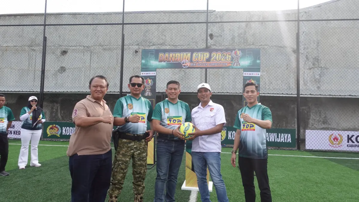Dandim 0809 Kediri Letkol Inf. Dhavid Nur Hadiansyah dan Ketua KONI Kabupaten Kediri Hakim Rahmadsyah Parnata membuka Mini Soccer Dandim Cup. (Foto: Basid Alharis)