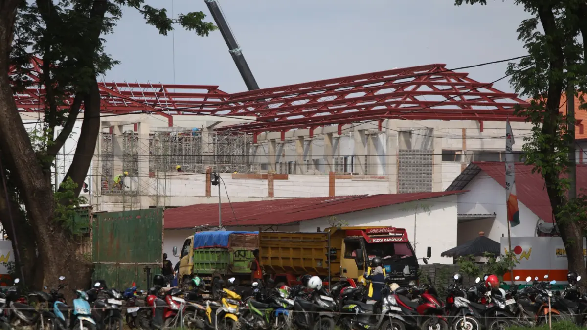 DIKEBUT: Sejumlah pekerja menyelesaikan pembangunan Sekolah Rakyat di Kelurahan Lirboyo, Mojoroto. Presiden menginstruksikan sekolah harus beroperasi mulai 18 Juni nanti.