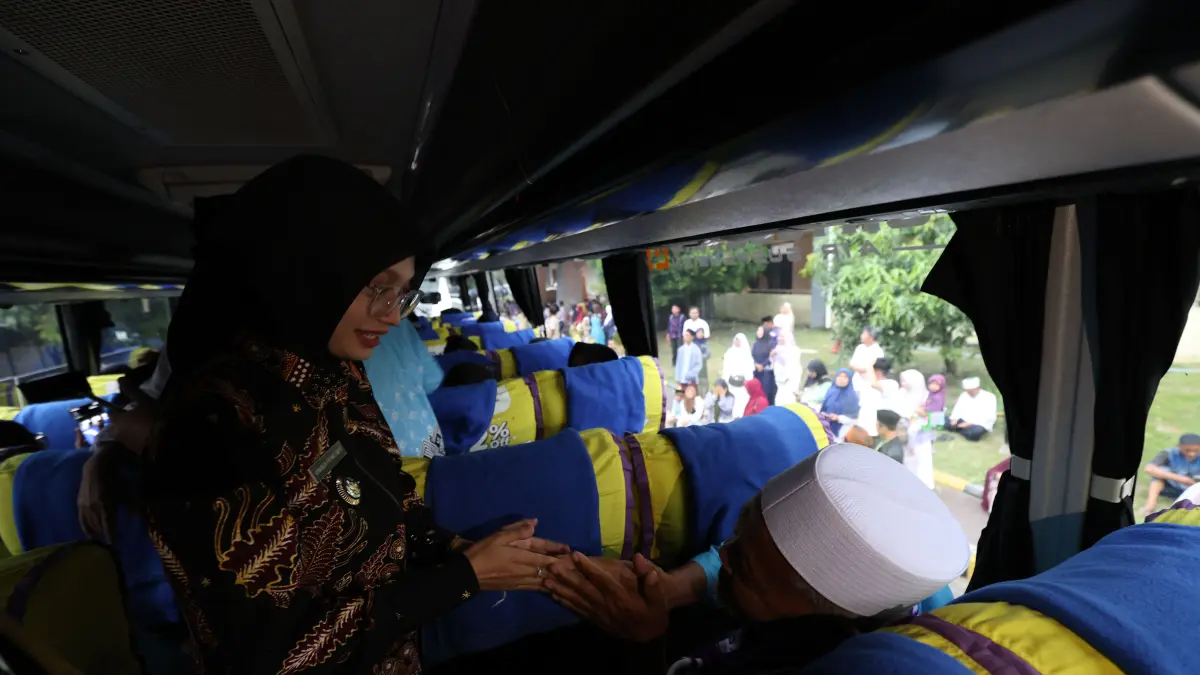 HARUS SEHAT : Wali Kota Kediri Vinanda Prameswati berbincang dengan CJH Kota Kediri yang Rabu (20/5) sore lalu berangkat ke Asrama Haji Sukolilo. Mereka bertolak ke Makkah kamis (21/5) kemarin. (Wahyu Adji/JPRK)