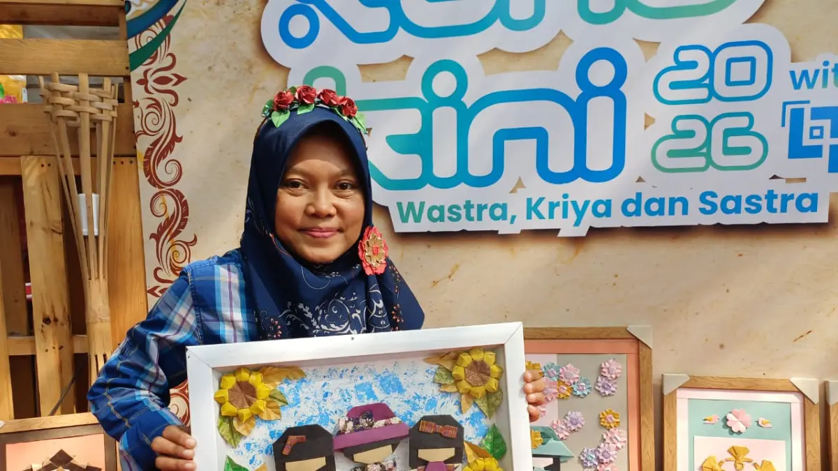 MENARIK: Ngesthy Wahyu menunjukkan salah satu karya origaminya yang juga dia pamerkan di Festival Kuno Kini di kawasan Simpang Lima Gumul. 