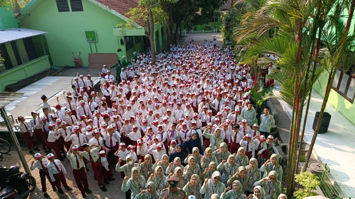 Personel Polsek Kediri foto bersama dengan para siswa ketika lakukan kunjungan ke sekolah.