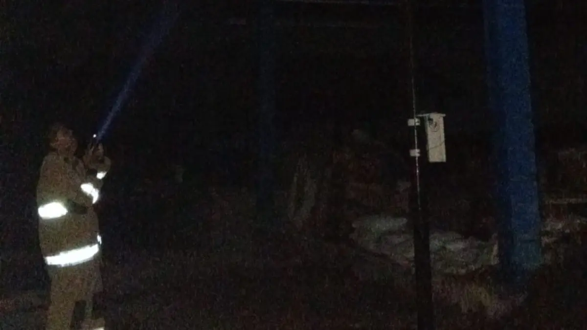 Petugas Damkar lakukan pemadaman di tiang listrik Kandat