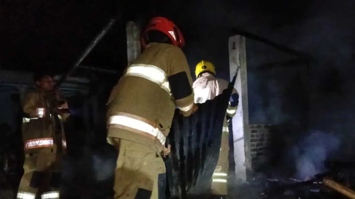 Petugas melakukan pemadaman api di gudang Kecamatan Mojo (Foto: Damkar Kabupaten Kediri)