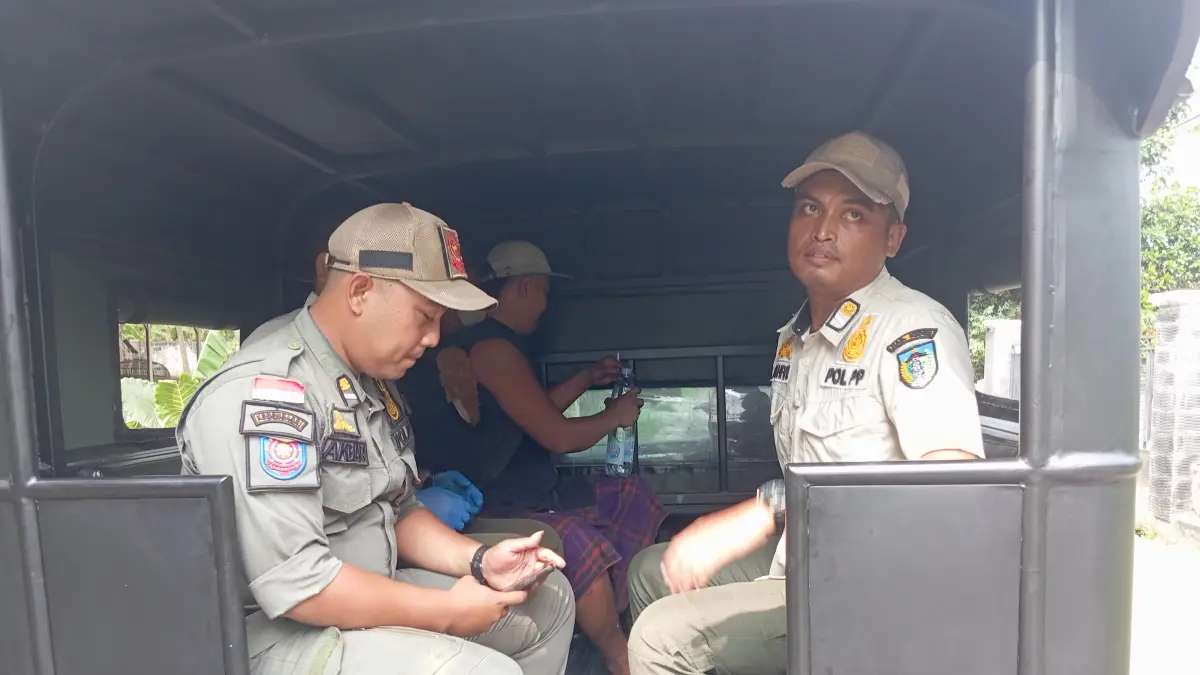 Satpol PP evakuasi ODGJ kembali ke keluarga