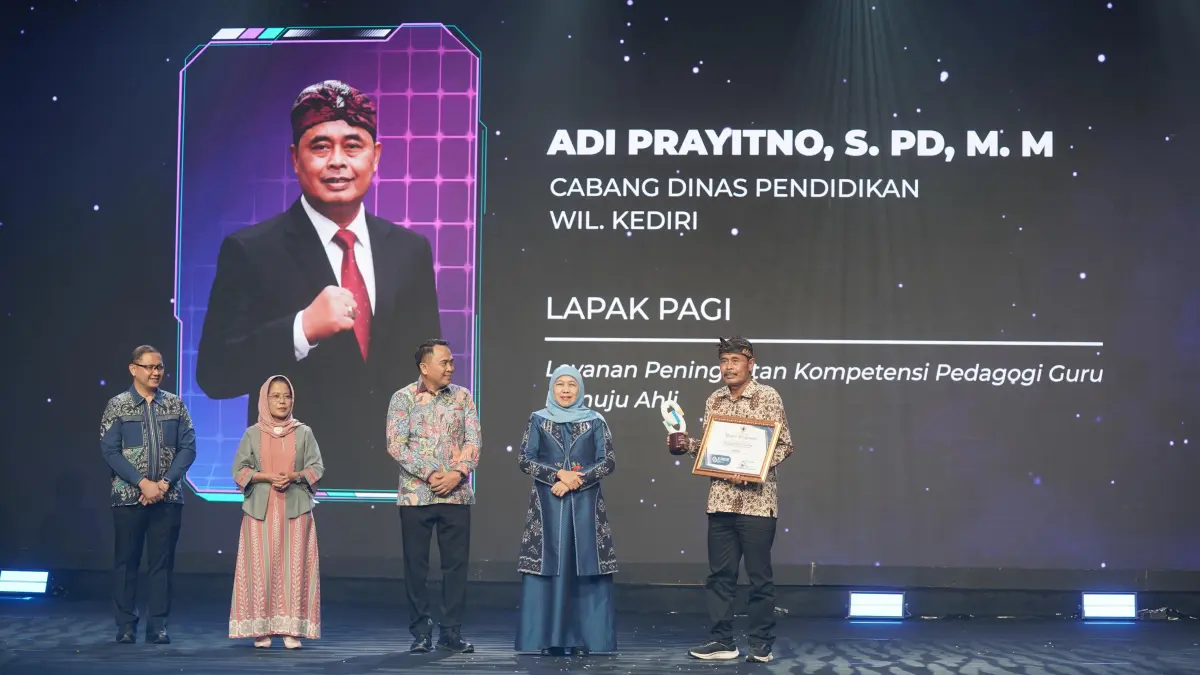 VISIONER: Kacabdin Wilayah Kediri Adi Prayitno foto bersama Khofifah Indar Parawansa, Andi Taufik (Sekretaris Utama LAN RI), Sri Untari (Ketua Komisi E DPRD Jatim) dan Aries Agung Paewai (Kadisdik Jatim).