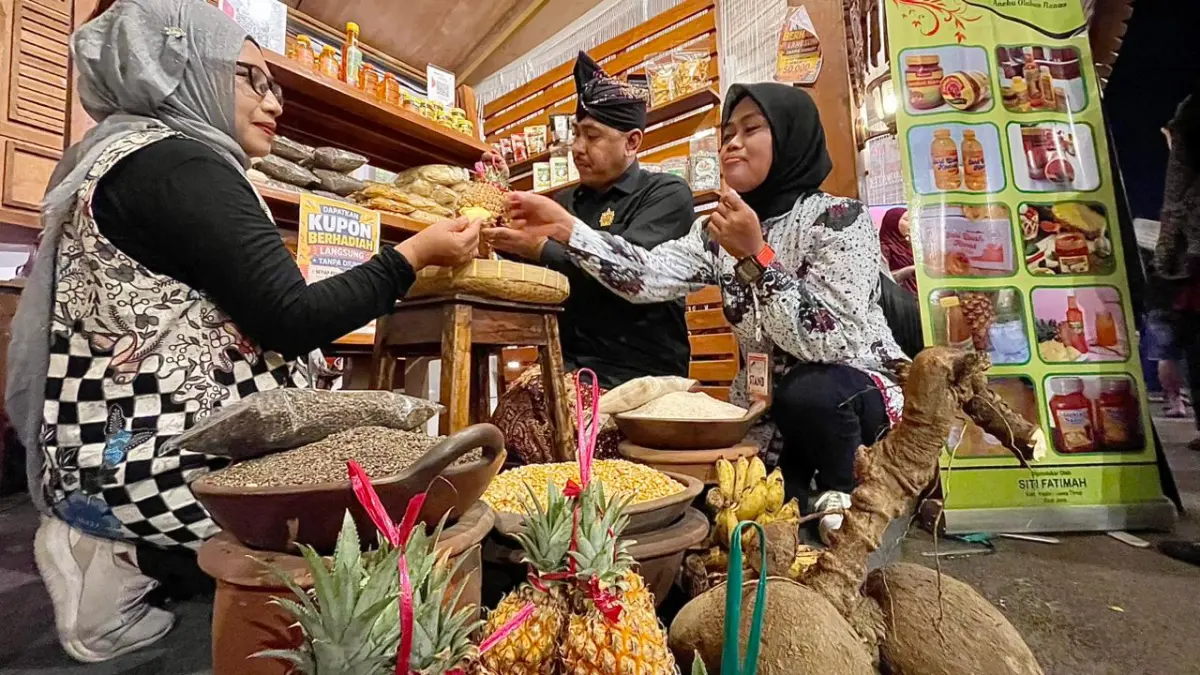 HIMALAYA AZZAHRA/JPRK
PRODUK UNGGULAN: Dispertabun Kabupaten Kediri menggandeng produk UMKM unggulan untuk mengisi stan pameran di Festival Kuno Kini 2026.