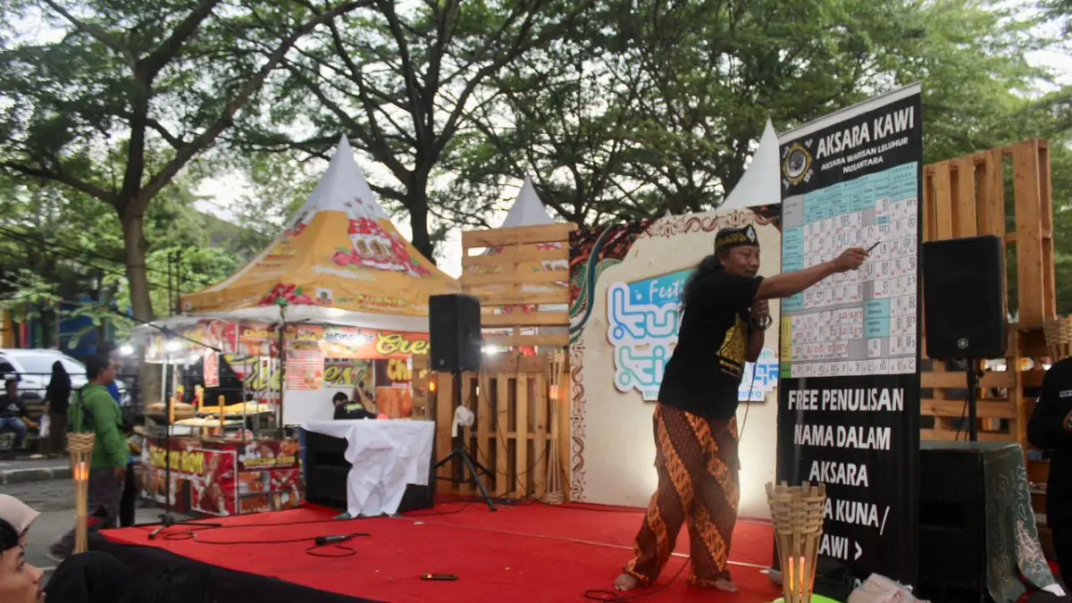 HIMALAYA AZZAHRA/JPRK
WARISAN NUSANTARA: Peserta workshop antusias belajar tentang aksara Kawi yang diselenggarakan di Festival Kuno Kini 2026.