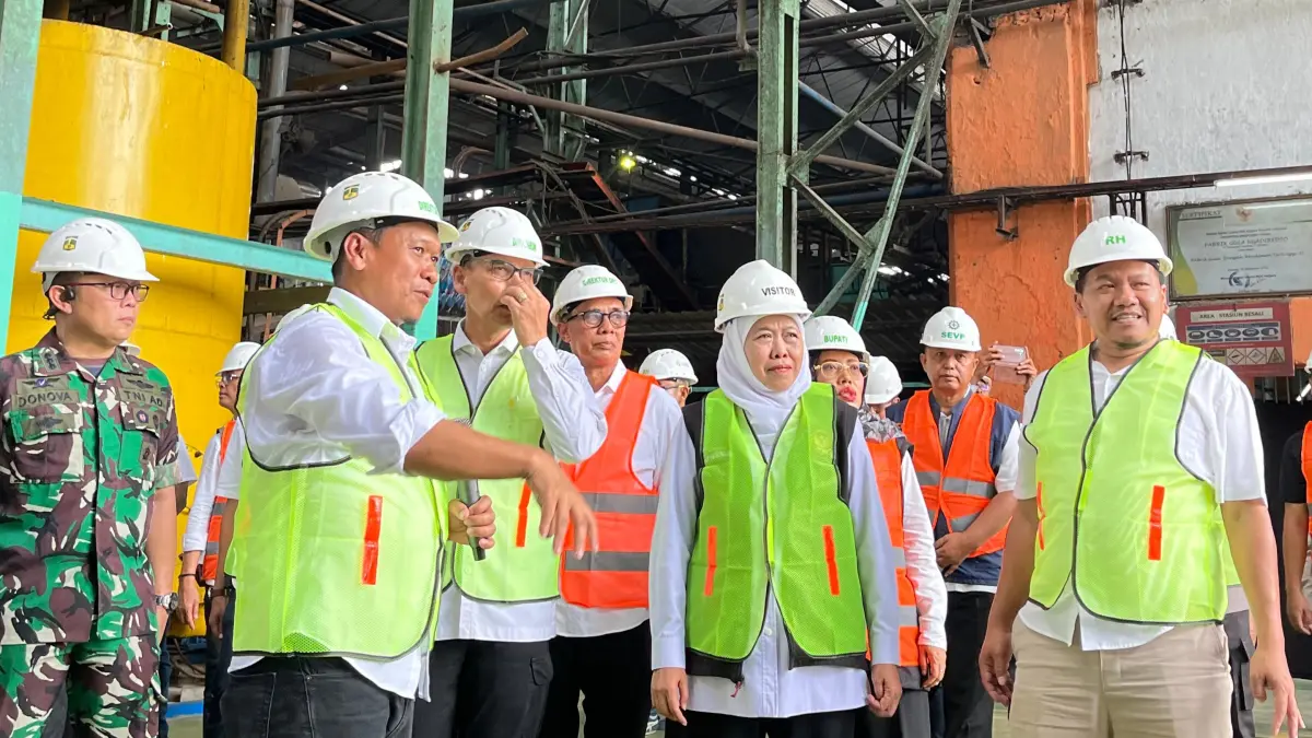 PANTAU PRODUKSI: Gubernur Khofifah didampingi jajaran manajemen PT SGN saat meninjau langsung proses penggilingan tebu di PG Ngadiredjo guna memastikan peningkatan rendemen dan kelancaran pasokan tebu rakyat. (Foto: Dok. SYAIKHU ALIYA RAHMAN)