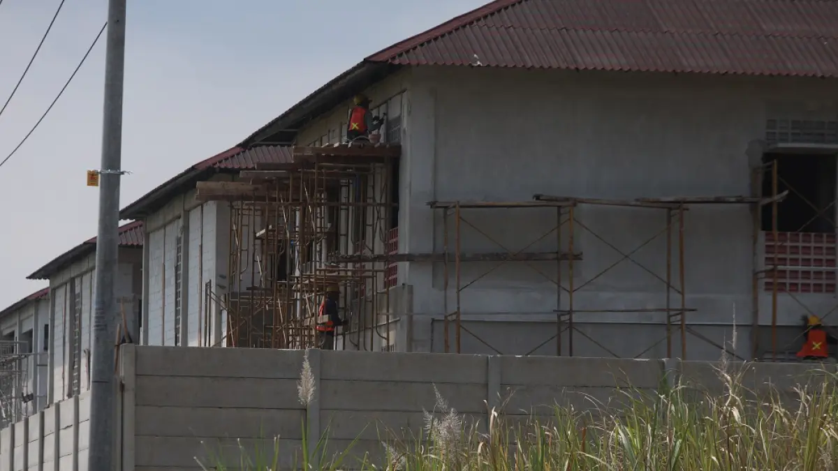 Gedung Sekolah Rakyat Kabupaten Kediri terus dikebut agar memenuhi tenggat penyelesaian pada 20 Juni nanti. (Foto: Wahyu Adji)