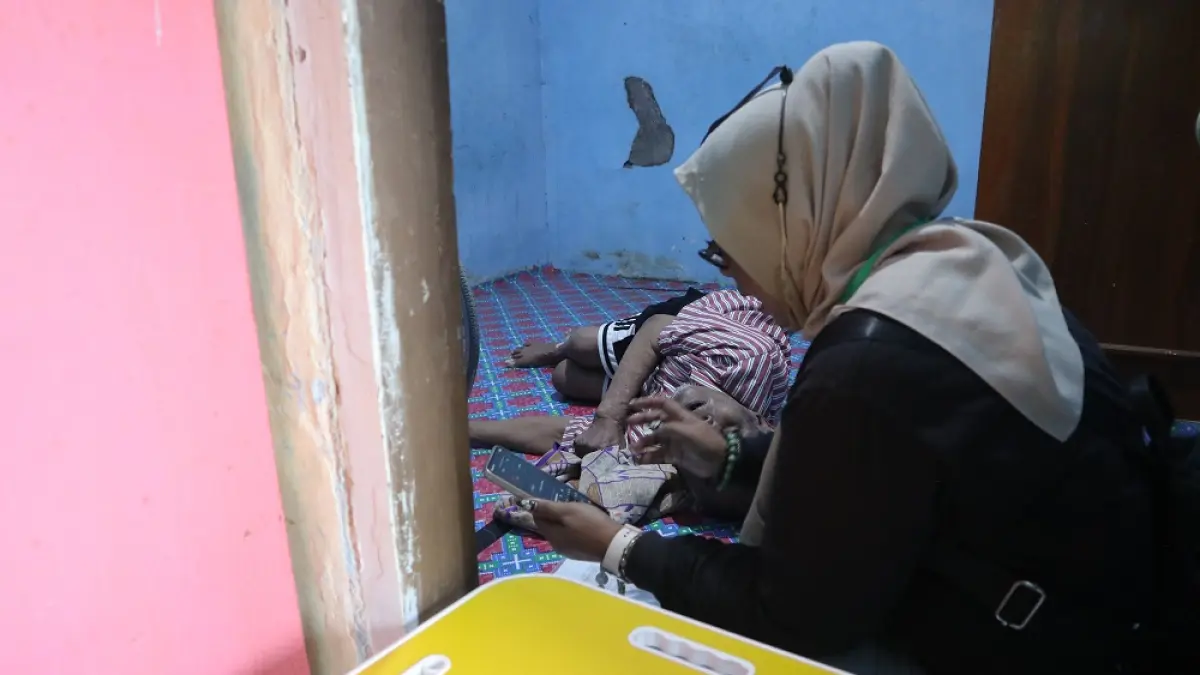 Inawati, salah satu petugas verifikasi DTSEN dari TRC Dinsos Kota Kediri saat mensurvei warga di Kelurahan Semampir. (Foto: Ayu Isma)