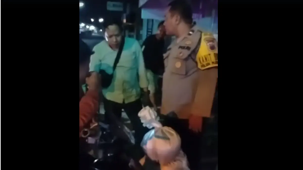 Polisi bersama warga saat mengamankan pelaku konten pocong di Plosoklaten. (istimewa)