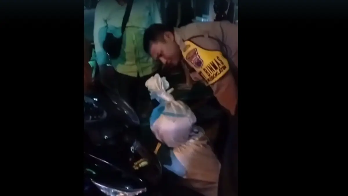 Polisi meminta keterangan pelaku konten pocong di Plosoklaten usai diamankan. (istimewa)