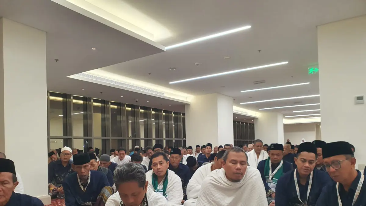Jemaah haji asal Kota Kediri mengikuti doa bersama di malam sebelum pelaksanaan wukuf di Arafah. (Foto: Solihul Muhtar Untuk JPRK)