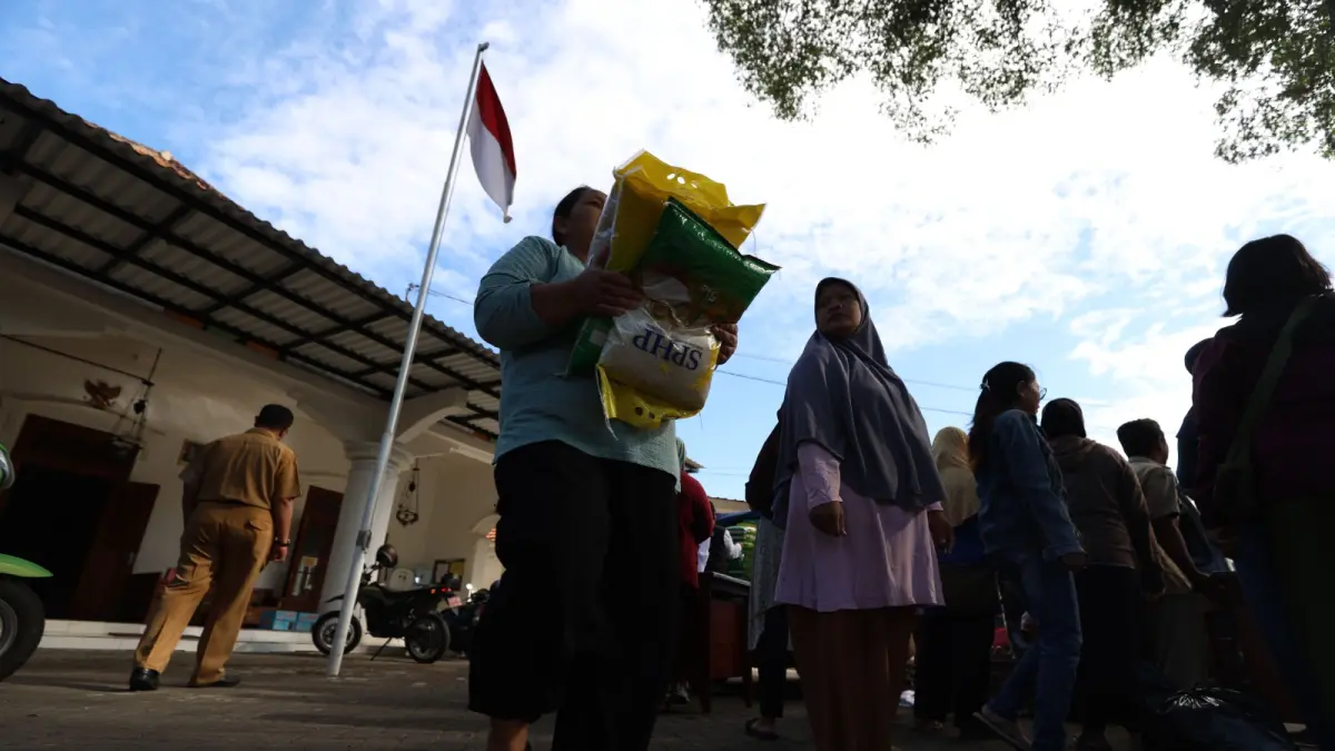 LARIS MANIS: Warga Kota Kediri menyerbu gerakan pangan murah menjelang hari raya Idul Adha di Kantor Kecamatan Mojoroto. (Wahyu Adji/JPRK)