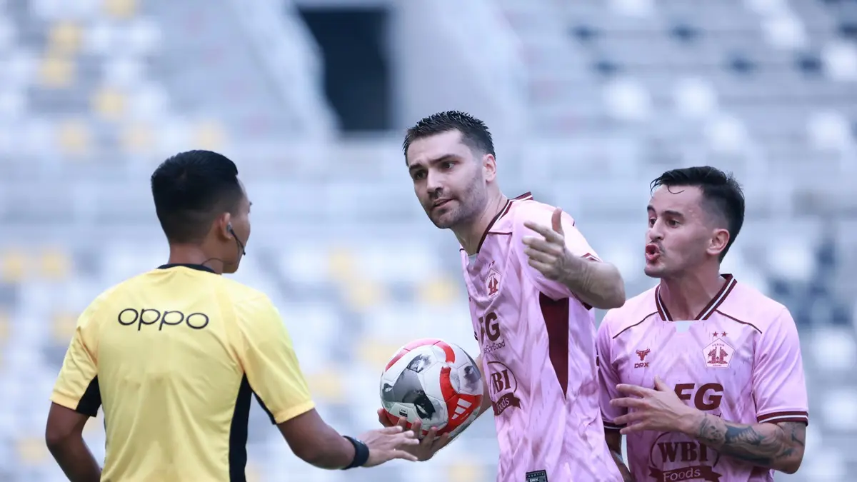 Pemain Persik Kediri Jon Toral dan Adrian Luna.