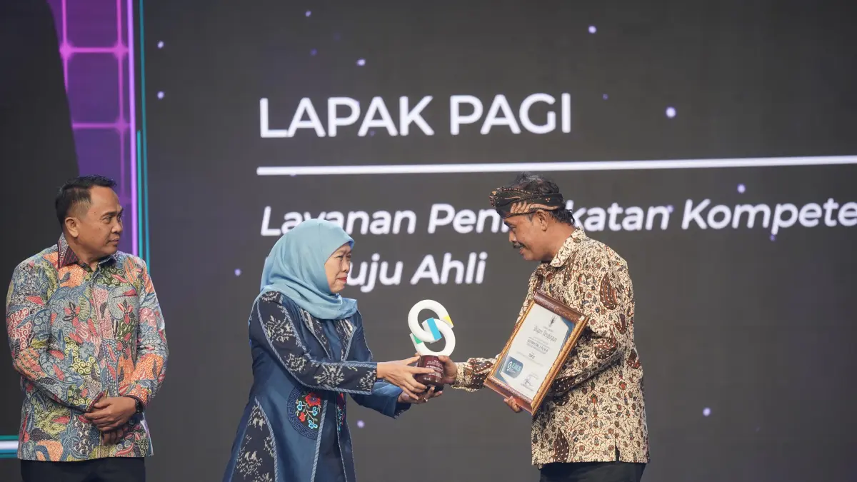 Prestasi TOP: Kacabdin Kediri Adi Prayitno menerima trofi EJIES 2026 dari Gubernur Khofifah