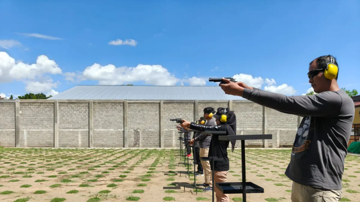 
Reskrim Polres Kediri dan polsek jajaran melakukan latihan tembak di lapangan tembak Polres Kediri di Kecamatan Plosoklaten.