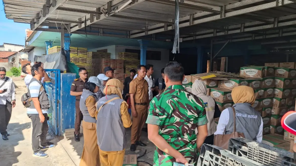 Satgas Pangan Kabupaten Kediri melakukan inspeksi mendadak (sidak) pangan untuk menjaga stabilitas harga dan ketersediaan bahan pokok di pasaran (25/5). (ASAD MS)