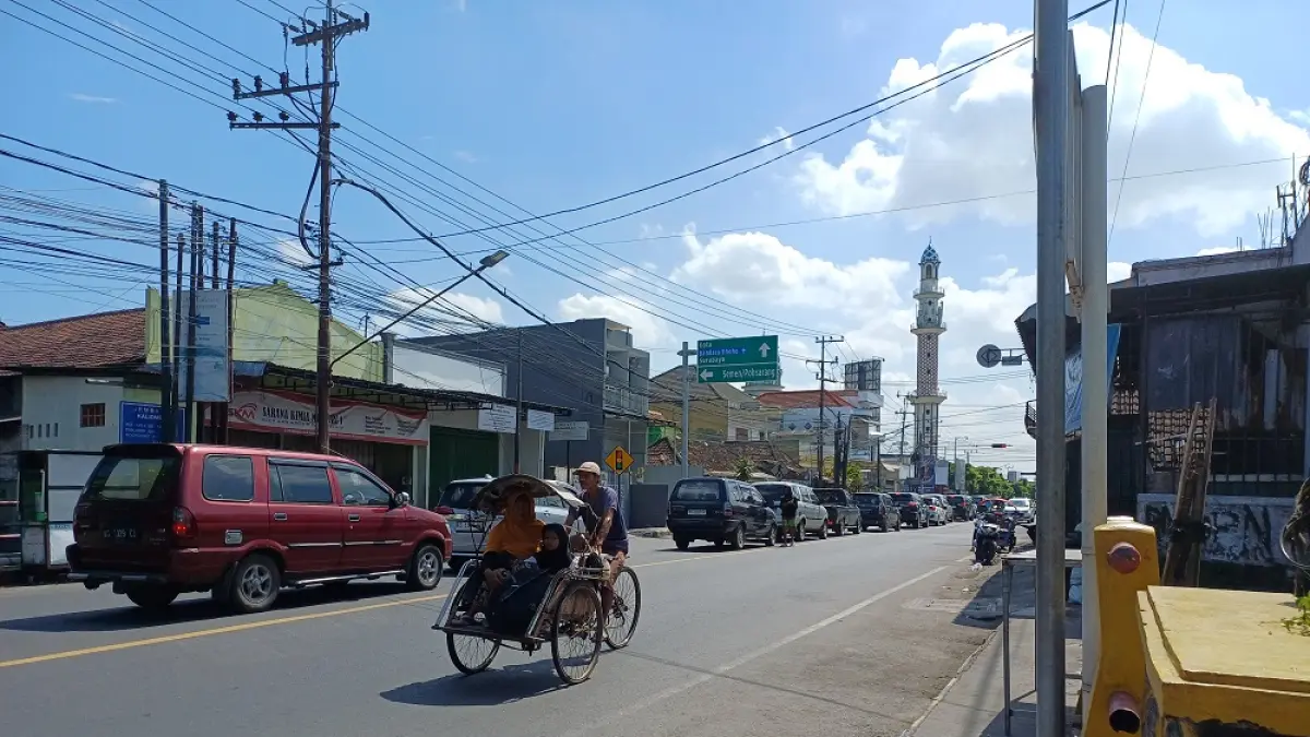 Masyarakat melintas di Jembatan Kaliombo I yang berada di Jl Urip Sumoharjo. Rencananya, jembatan itu akan diperbaiki mulai akhir Mei 2026 ini yang mengharuskan sebagian ruas jalan tersebut ditutup total. (Foto: Ayu Isma)