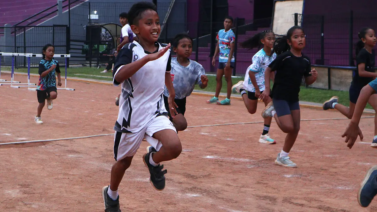 Para atlet atletik saat menjalani latihan di Stadion Brawijaya, Kota Kediri. (FOTO: Emilia/JPRK)